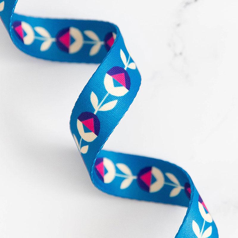 Blue webbing with white and pink tulip style flower