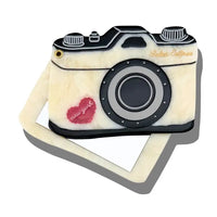 Compact mirror in the shape of a vintage camera featuring a red heart with text reading "new york."