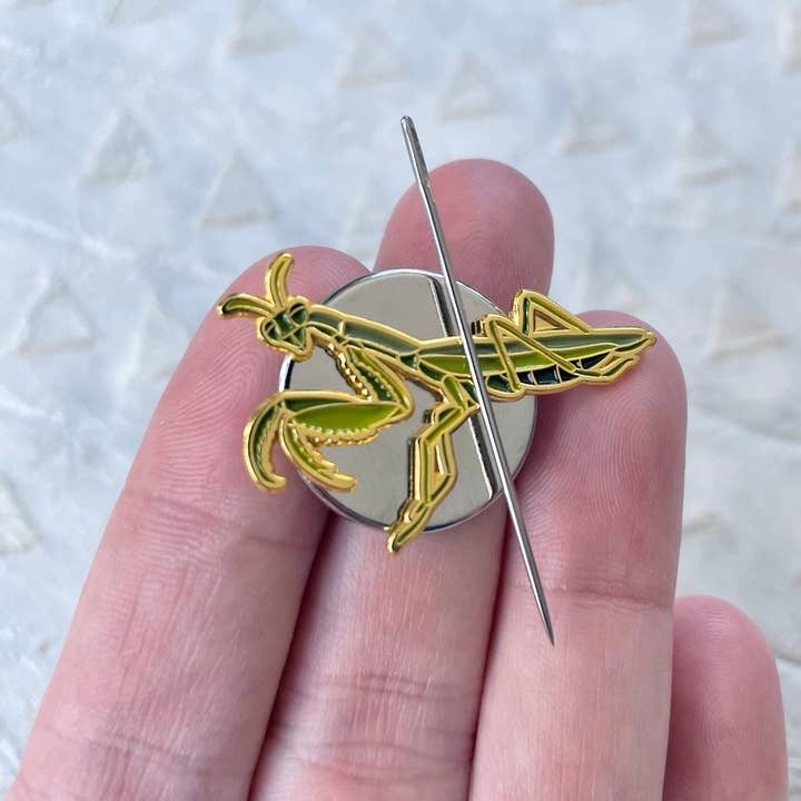 Praying mantis needle minder